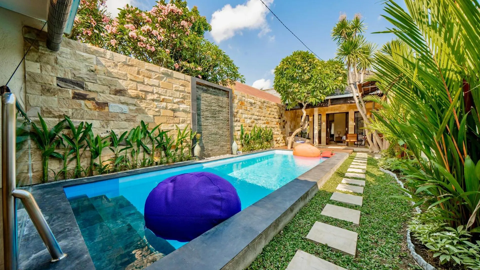 Villa Domino - *New* Luxurious 2Br W/ Pool @Central Seminyak
