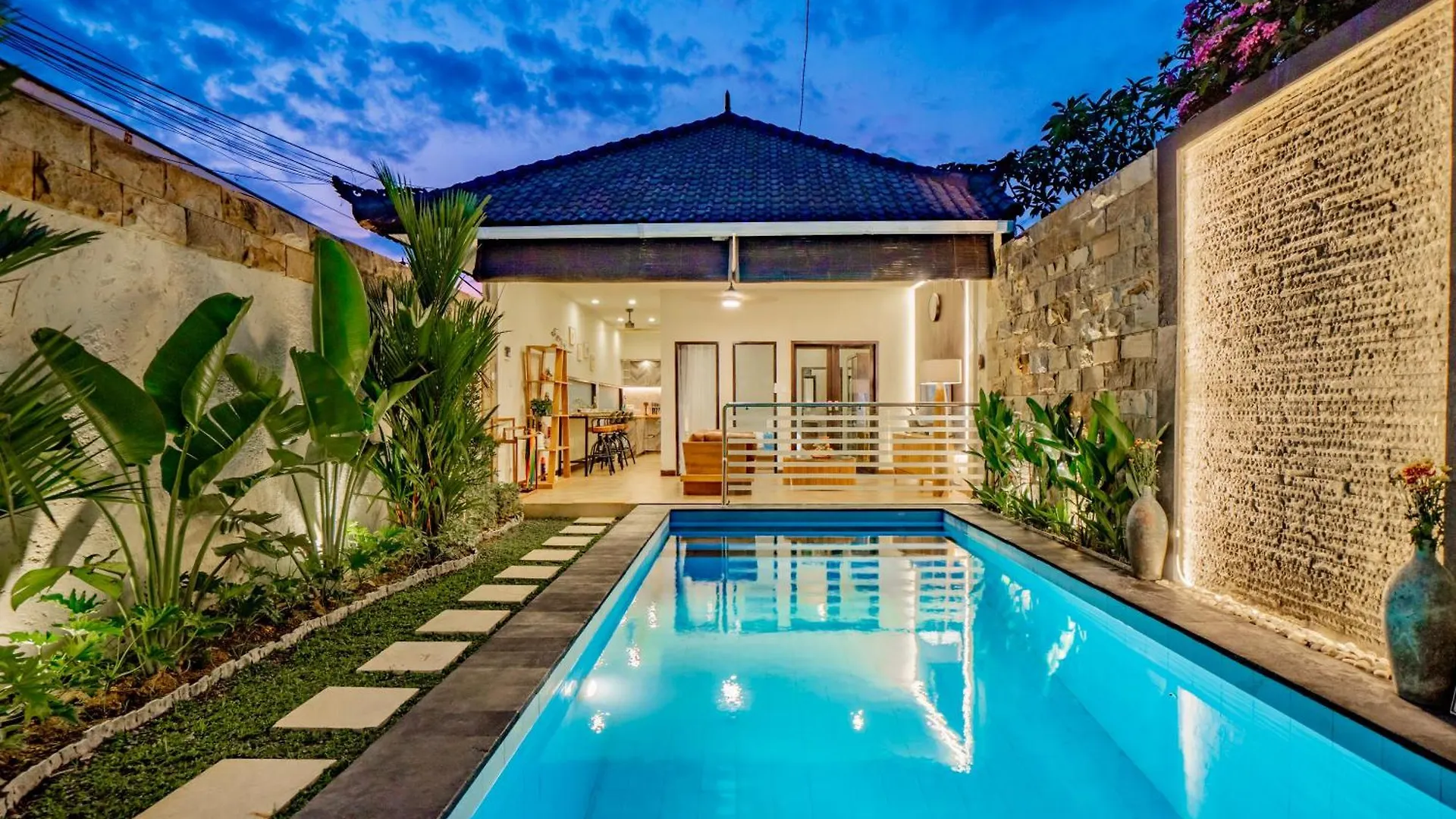 Villa Domino - *New* Luxurious 2Br W/ Pool @Central Seminyak