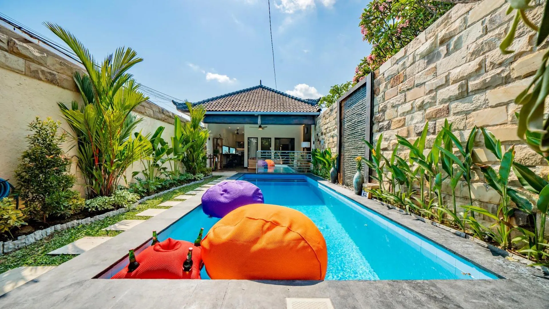 Villa Domino - *New* Luxurious 2Br W/ Pool @Central Seminyak