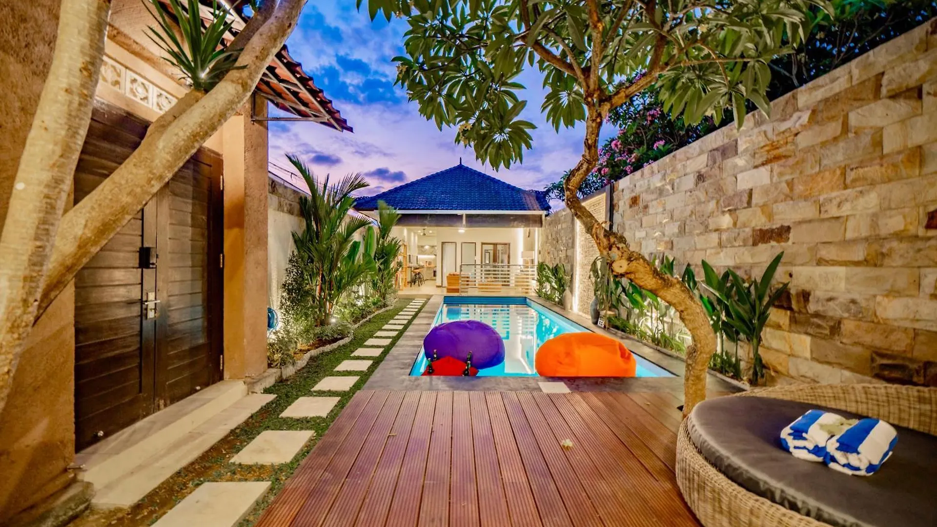 Villa Domino - *New* Luxurious 2Br W/ Pool @Central Seminyak